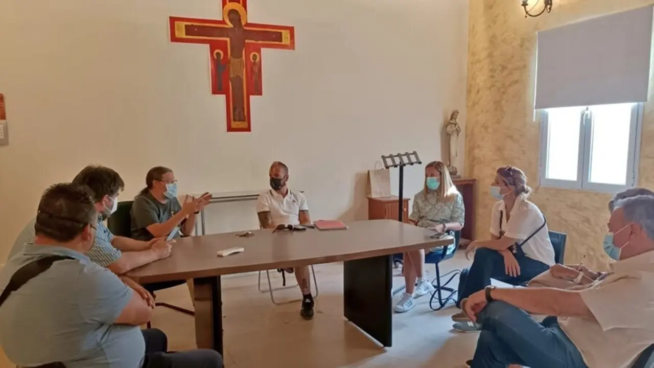 La portavoz del PSOE en la Asamblea de Madrid, Hana Jalloul, junto a otros miembros de su partido, se re&uacute;nen con el p&aacute;rroco de la iglesia de Santo Domingo de la Calzada y miembros de Secretariado Gitano de la Ca&ntilde;ada Real