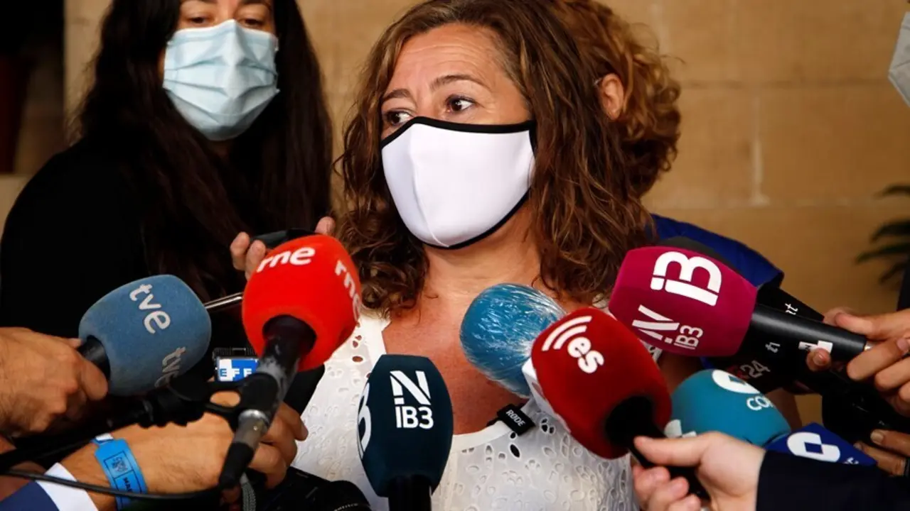 La presidenta del Govern, Francina Armengol, ofrece declaraciones a los medios de comunicaci&oacute;n. 