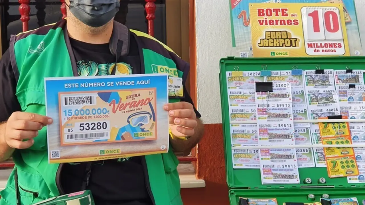 Uno de los vendedores que ha repartido el premio.