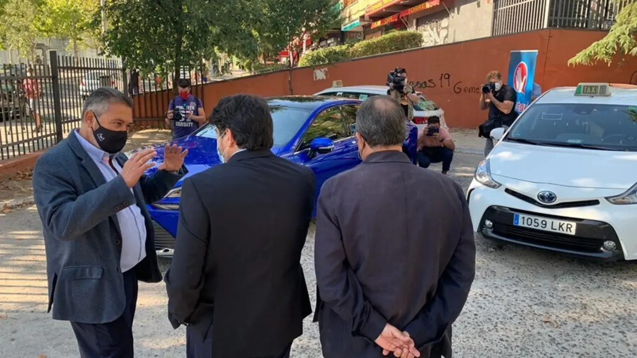 El consejero de Transportes e Infraestructuras, David P&eacute;rez, durante su visita a las instalaciones de la Federaci&oacute;n Profesional del Taxi de Madrid, para conocer el proyecto del taxi propulsado por hidr&oacute;geno verde