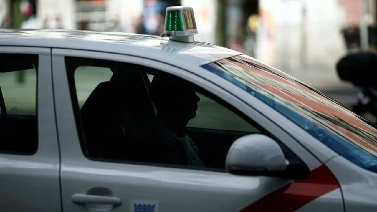 Archivo - Un conductor circula con su taxi