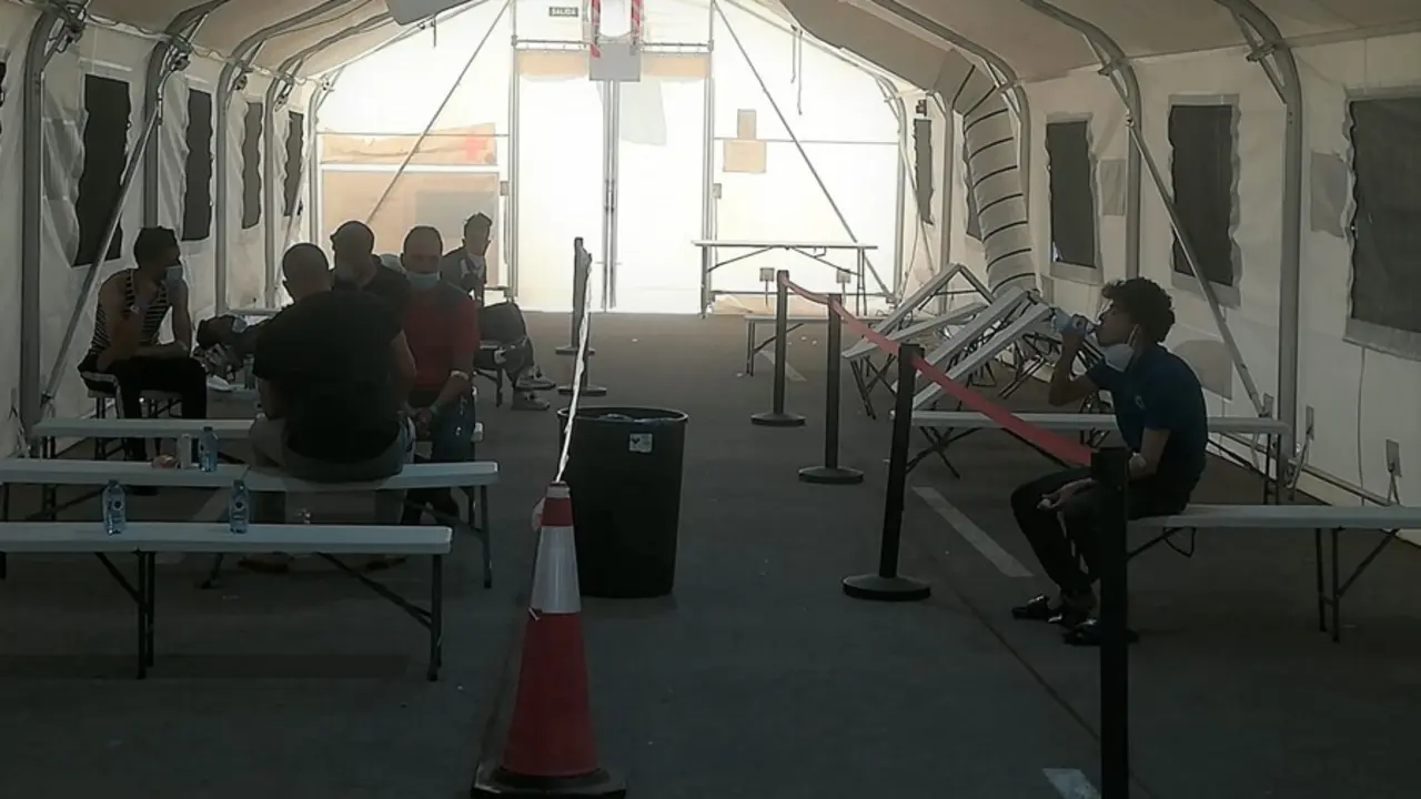 Los migrantes llegados esta madrugada a las costas ya en el Puerto de Alicante