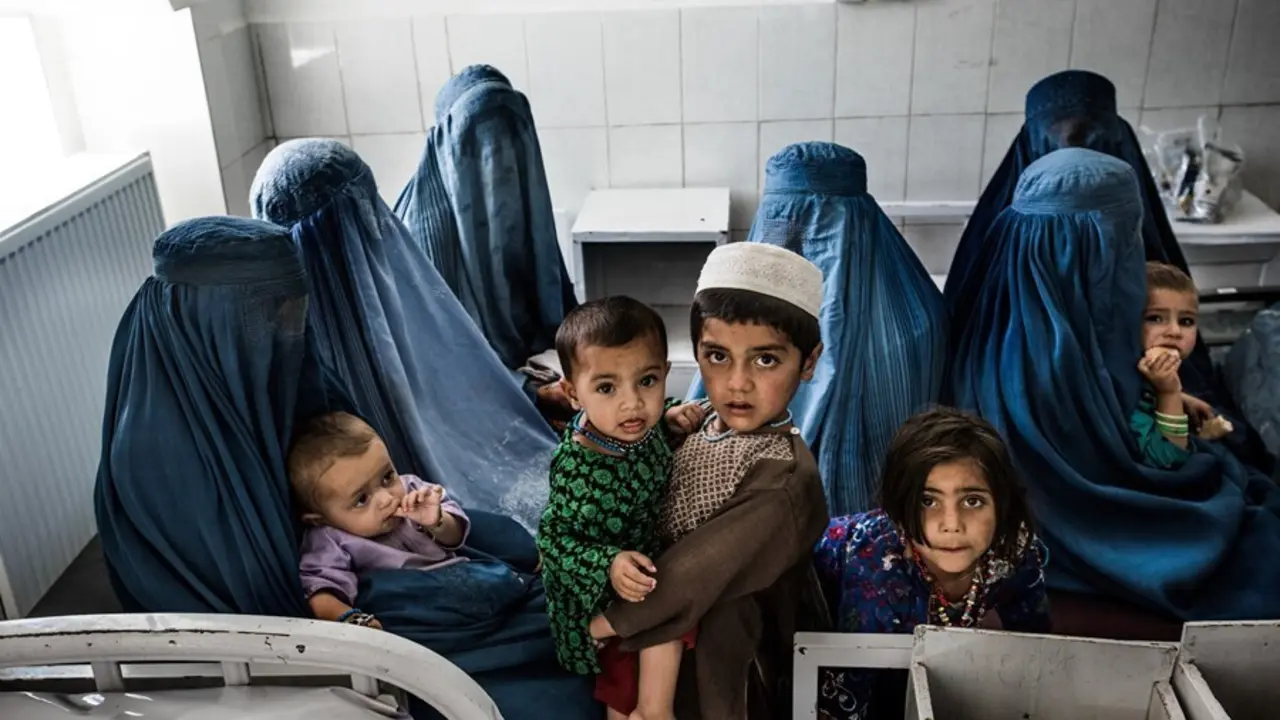 Archivo - Mujeres afganas con sus hijos en un hospital de MSF en Lashkar Gah