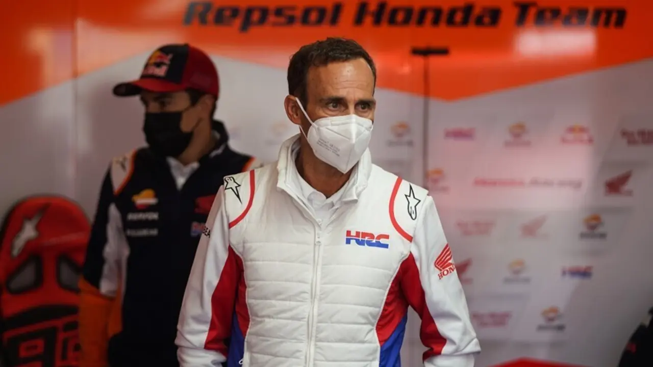 Archivo - El 'Team Manager' del Repsol Honda Team, Alberto Puig, delante del piloto Marc M&aacute;rquez en el Gran Premio de los Pa&iacute;ses Bajos, disputado en el circuito de Assen