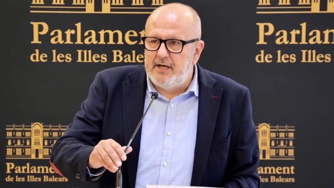 Archivo - El portavoz de M&Eacute;S per Mallorca en el Parlament, Miquel Ensenyat, en una rueda de prensa.