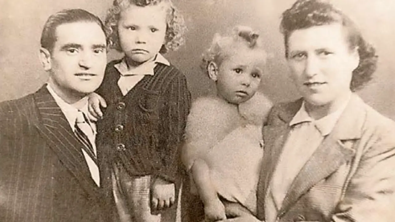 Fotograf&iacute;a de Luis Casas junto a su mujer, Lorenza Castillo, y sus dos hijos. / EFE