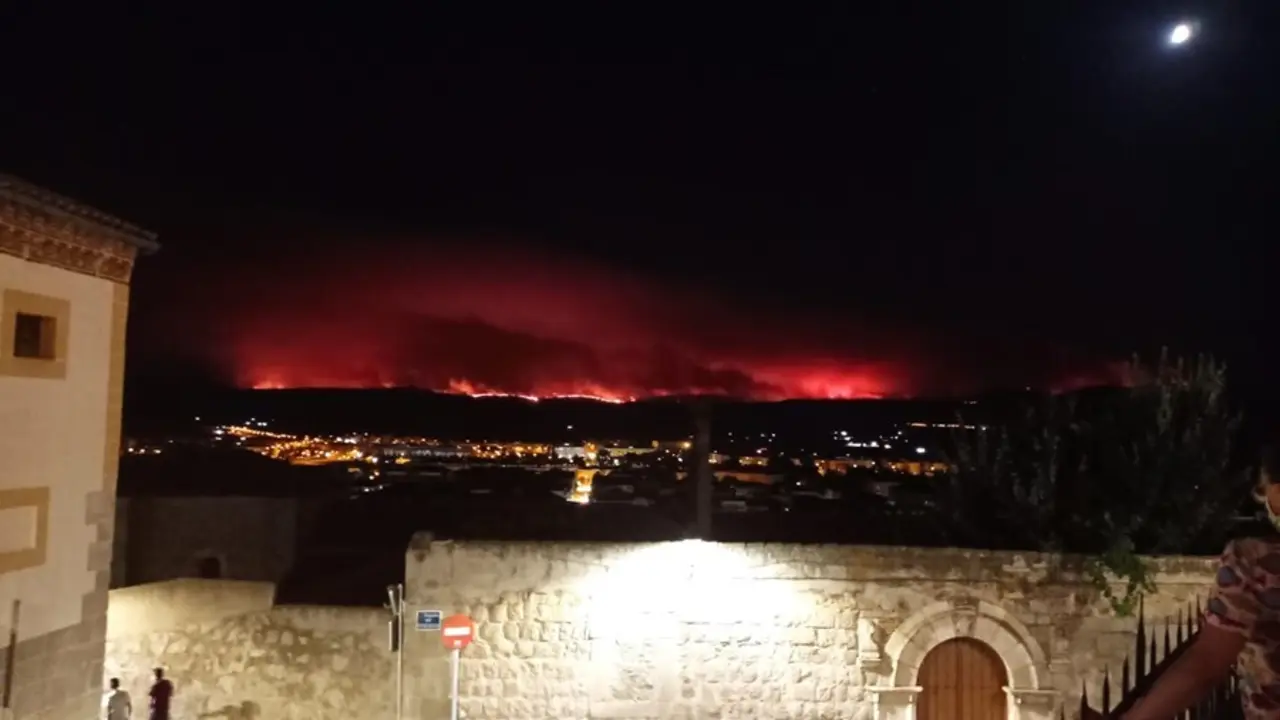 Dimensi&oacute;n del incendio en Navalacruz y la Sierra vista desde el Paseo del Rastro en la ciudad de &Aacute;vila durante la noche del 15 al 16 de agosto.
