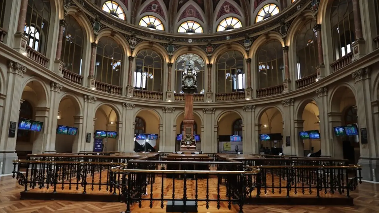 Una de las instalaciones del Palacio de la Bolsa de Madrid con paneles del IBEX, a 27 de julio de 2021, en Madrid, (Espa&ntilde;a).