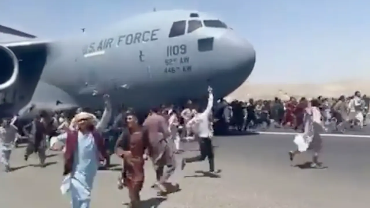 Miles de afganos en intentando desesperadamente subir a un avi&oacute;n para salir del pa&iacute;s.