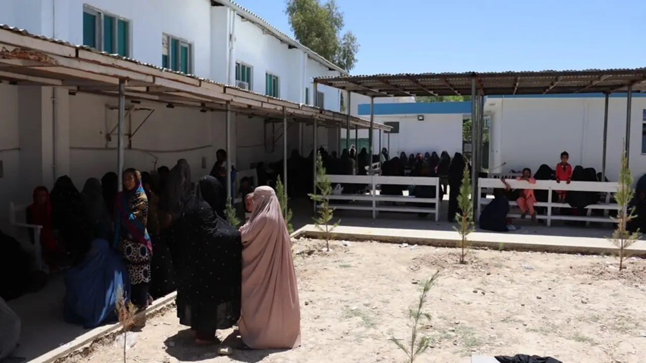 Archivo - Mujeres afganas esperando a que les atiendan en el hospital provincial de Boost, apoyado por MSF y situado en la provincia de Helmand, en el sur de Afganist&aacute;n