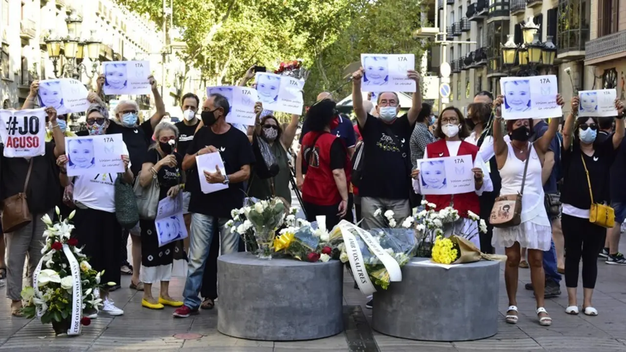 Archivo - Imagen de archivo del homenaje en Las Ramblas con motivo del tercer aniversario del atentato terrorista del 17 de agosto de 2017.