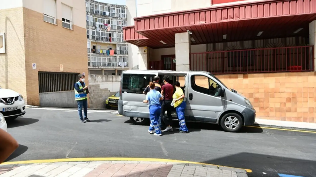 Trabajadores ayudan a uno de los menores marroqu&iacute;es a las puertas del juzgado