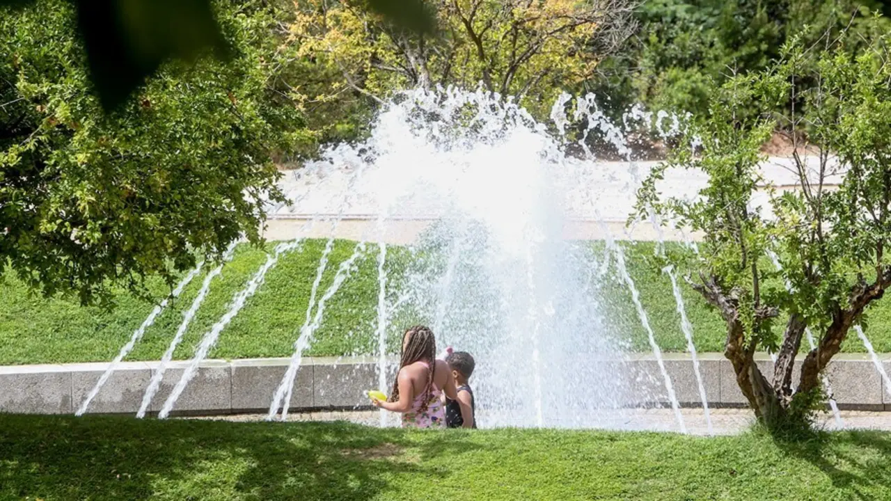 Dos ni&ntilde;os en una fuente en el parque de Madrid R&iacute;o, a 11 de agosto de 2021, en Madrid (Espa&ntilde;a). La primera ola de calor del verano deja temperaturas muy altas en Espa&ntilde;a desde este mi&eacute;rcoles y hasta comienzos de la pr&oacute;xima semana. Las temperaturas alcanzan
