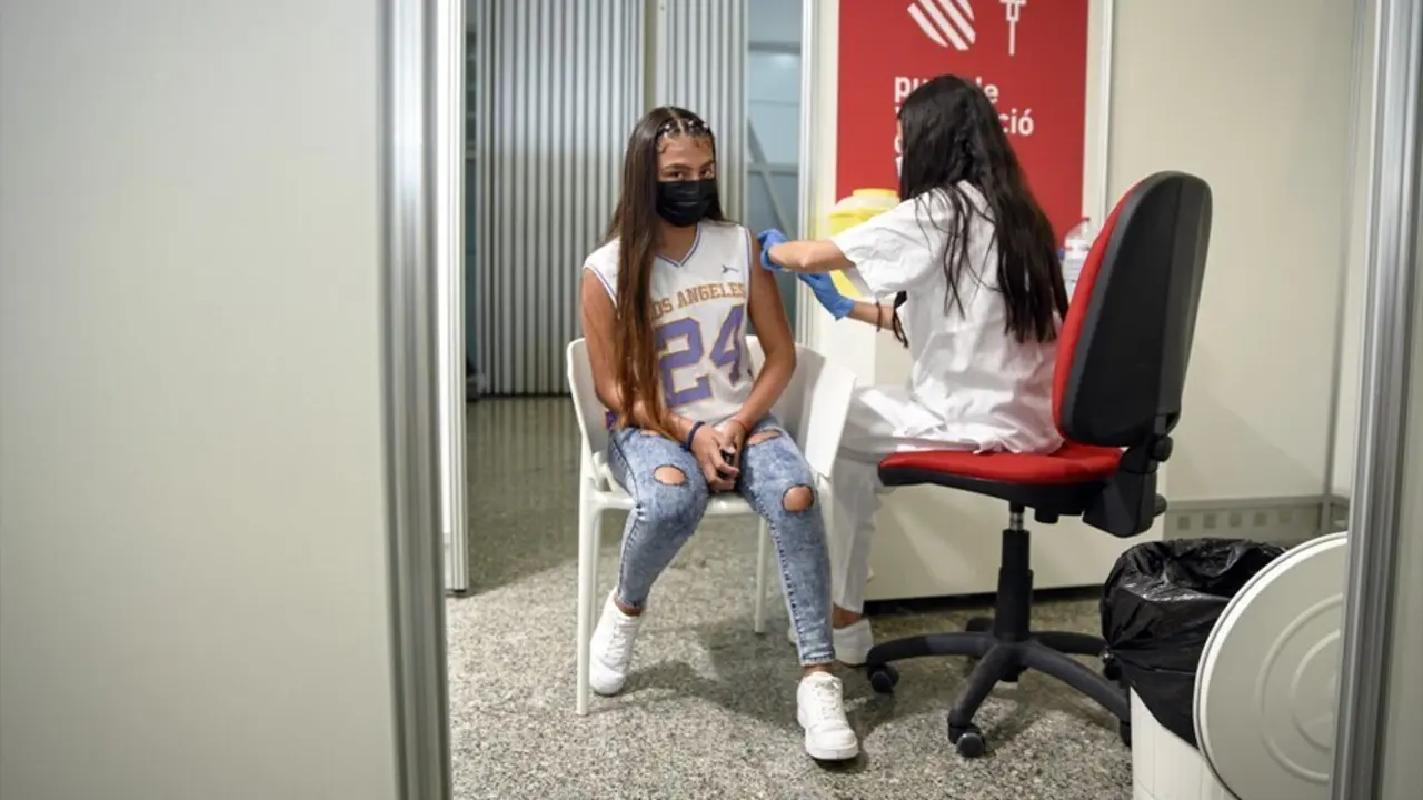 Una sanitaria vacuna a una adolescente con la primera dosis de la vacuna Moderna en la Ciudad de las Artes, a 16 de agosto de 2021, en Valencia, Comunidad Valenciana, (Espa&ntilde;a).