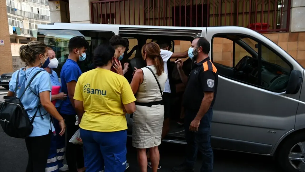 Trabajadores ayudan a tres de los menores marroqu&iacute;es a las puertas del juzgado tras presentar una denuncia solicitando habeas corpus minutos antes de ser repatriados a su pa&iacute;s de origen, en la frontera de Tarajal, a 16 de agosto de 2021, en Ceuta (Espa&ntilde;a)