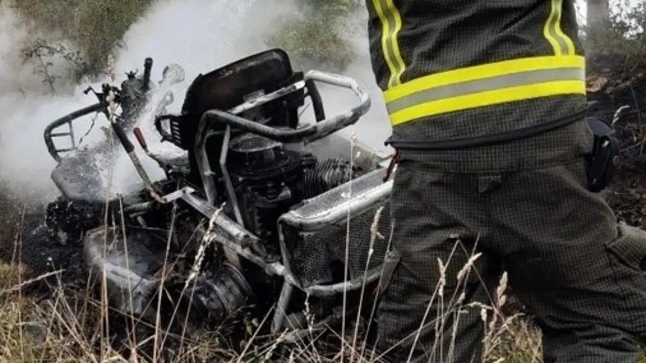 Bomberos sofocan una segadora incendiada junto a la autov&iacute;a en Molledo
