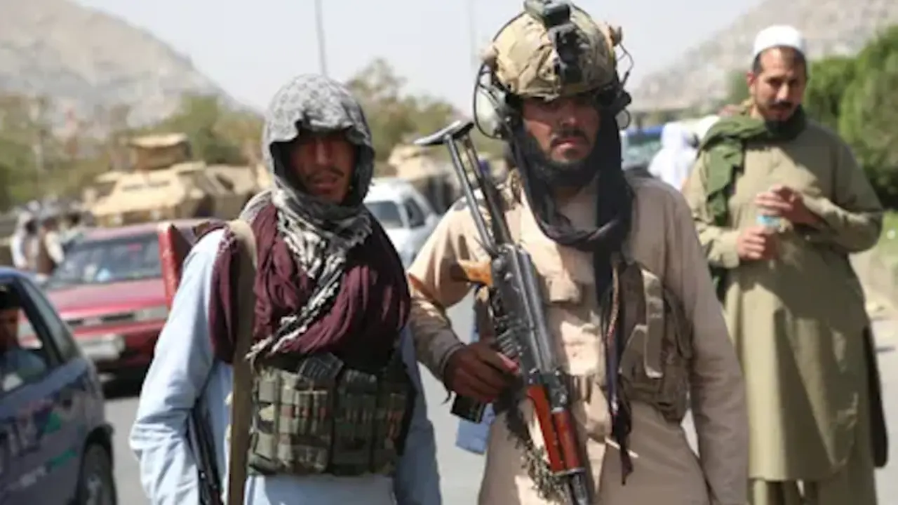 Combatientes talibanes montan guardia en Kabul en su primer d&iacute;a completo de gobierno en Afganist&aacute;n. Fotograf&iacute;a: Xinhua/Rex/Shutterstock