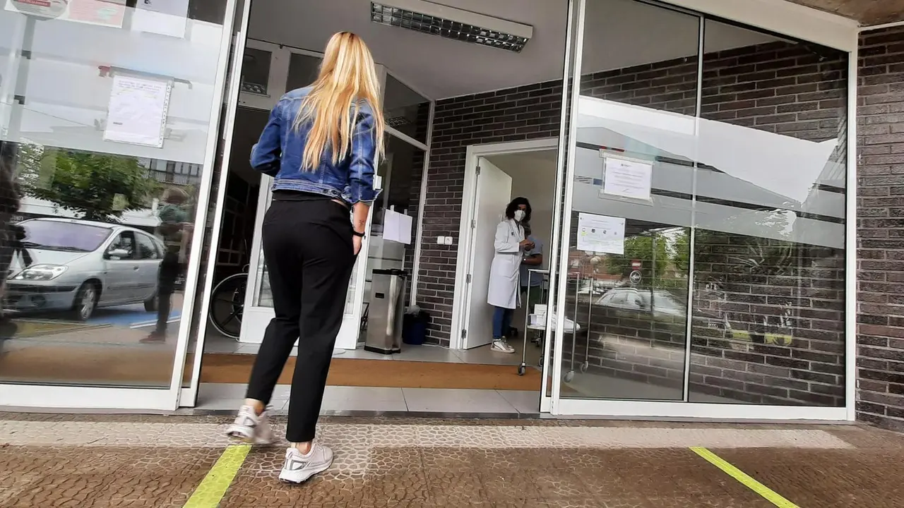 Una persona entra al Centro de Salud de Polanco. / S. D&iacute;az
