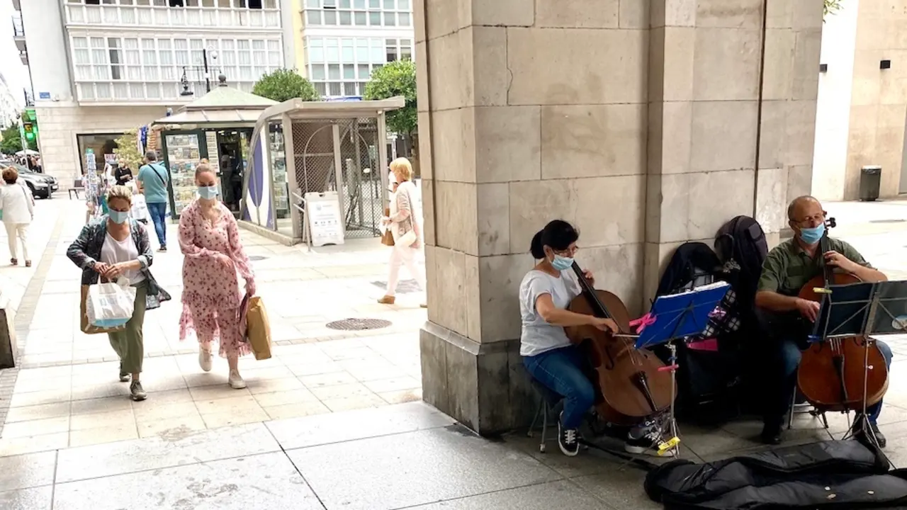 Un grupo musical ameniza las calles del centro de Santander. / Hardy
