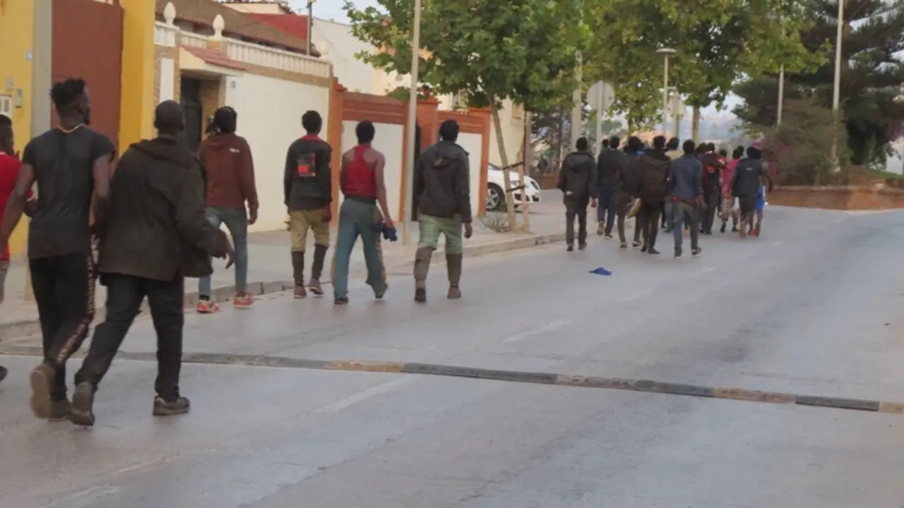 Imagen de archivo del grupo de migrantes de origen subsahariano que accedi&oacute; a Melilla el 22 de julio y que camina hacia el Centro de Estancia Temporal de Inmigrantes (CETI) 