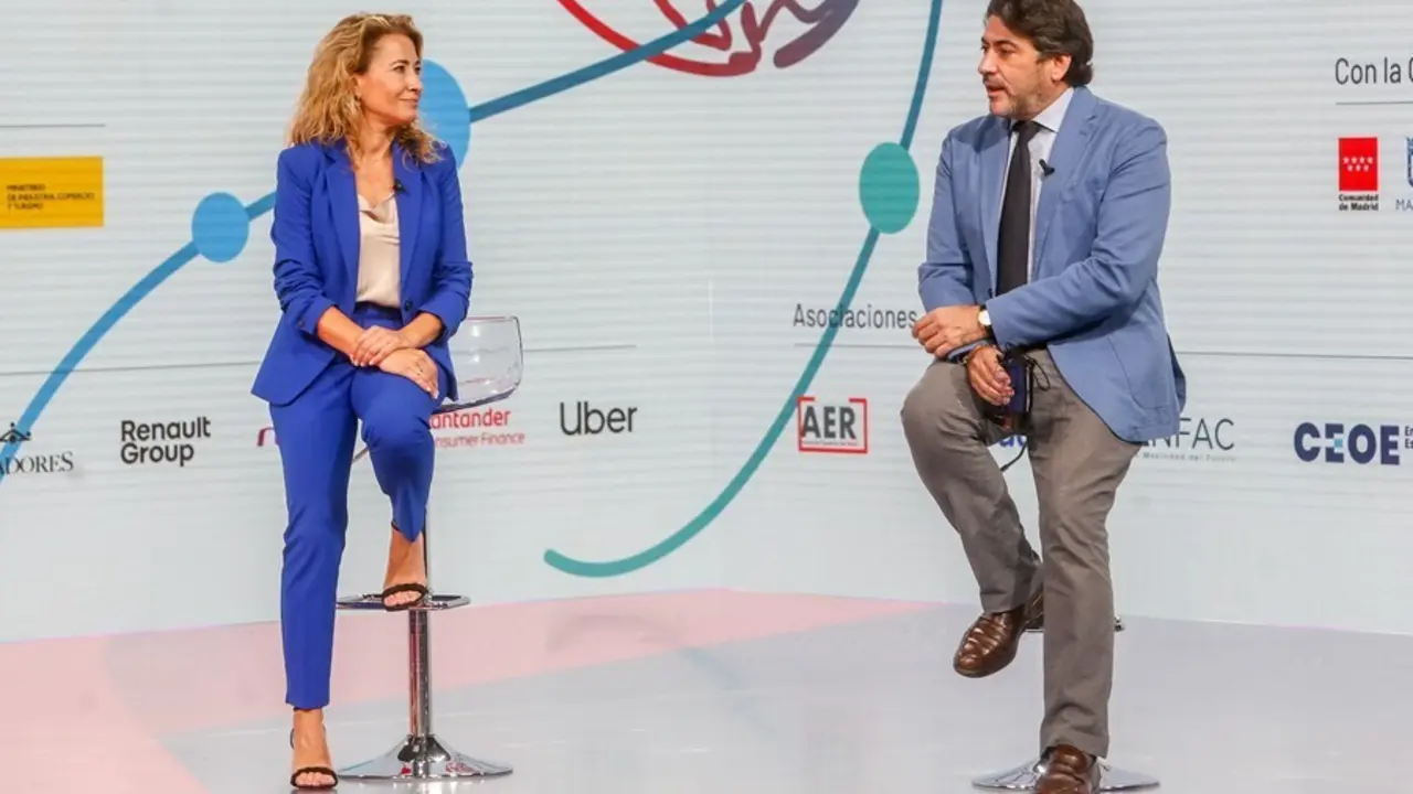 Archivo - El consejero de Transportes e Infraestructuras de la Comunidad de Madrid, David P&eacute;rez (d), y la ministra de Transportes, Movilidad y Agenda Urbana, Raquel S&aacute;nchez (i), durante la presentaci&oacute;n de Global Mobility Call 2022.