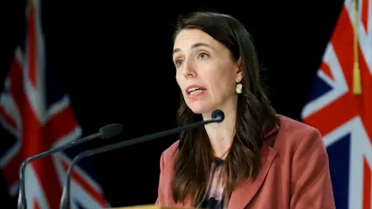 Jacinda Ardern ofrece una rueda de prensa sobre las nuevas restricciones, seg&uacute;n las cuales Nueva Zelanda estar&aacute; en nivel de alerta 4 durante al menos tres d&iacute;as. Fotograf&iacute;a: Hagen Hopkins