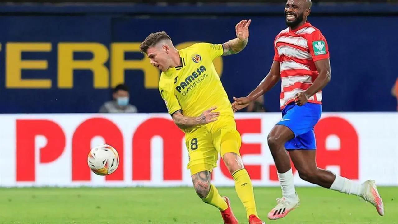 El centrocampista del Villarreal Alberto Moreno (i) lucha con el franc&eacute;s Dimitri Foulquier, del Granada CF, durante el encuentro de la primera jornada de LaLiga que se juega hoy lunes en el estadio de La Cer&aacute;mica, en Villarreal, Castell&oacute;n. EFE/Domenech Castell&oacute;