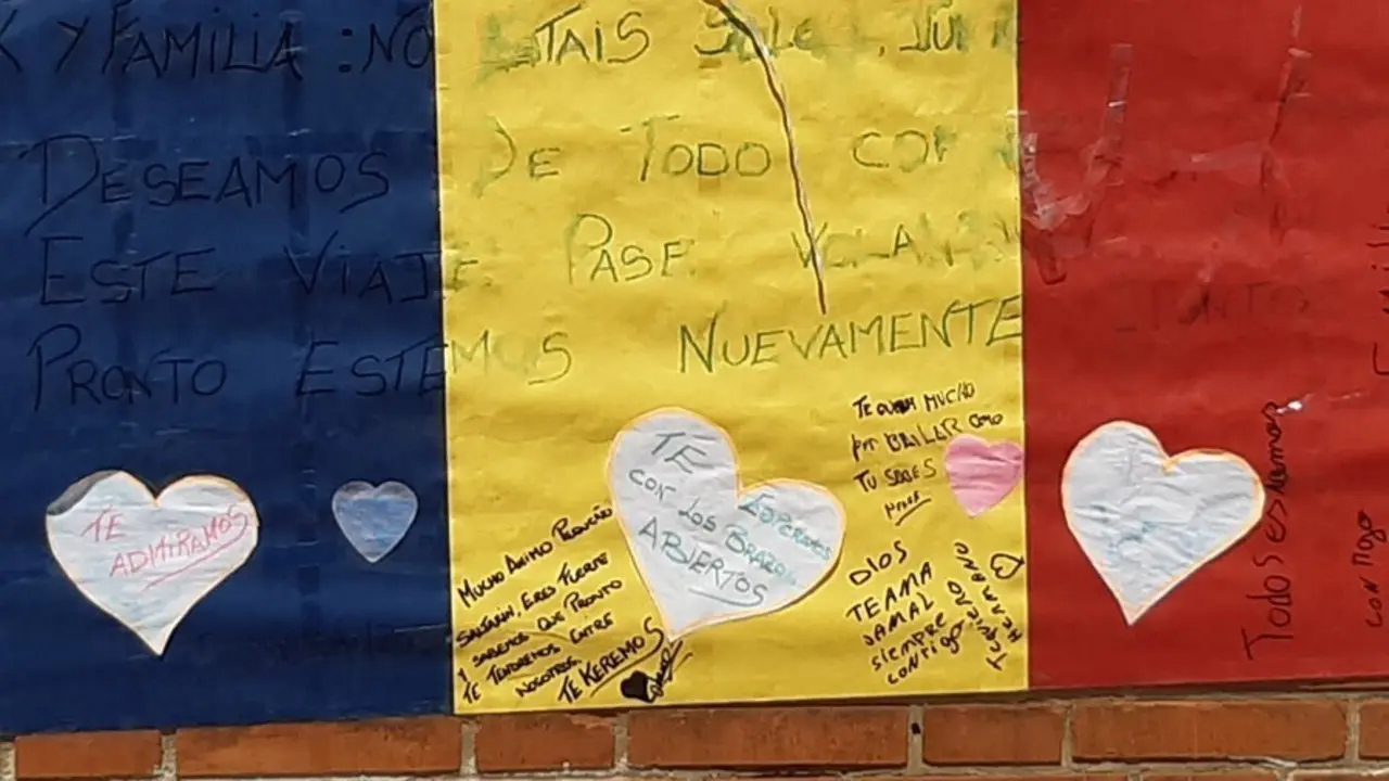 Cartel de apoyo al joven agredido en Amorebieta, colocado en la fachada del Hospital de Cruces