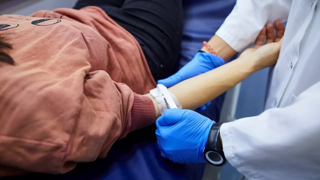 Archivo - Una donante se prepara para donar sangre en un dispositivo de Cruz Roja, en el centro Comercial La Gavia, en Madrid (Espa&ntilde;a), a 15 de noviembre de 2020. 