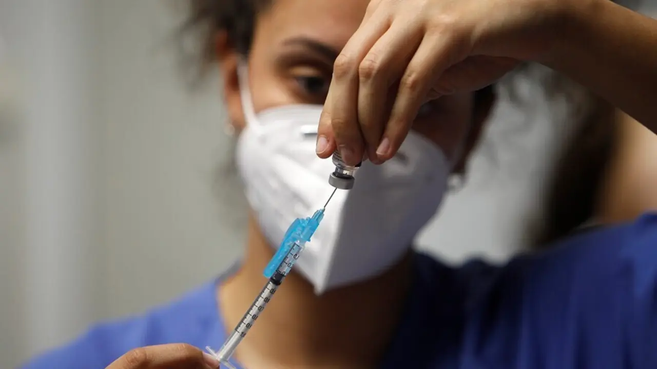 Archivo - Una enfermera prepara la vacuna Pfizer-BioNtech.