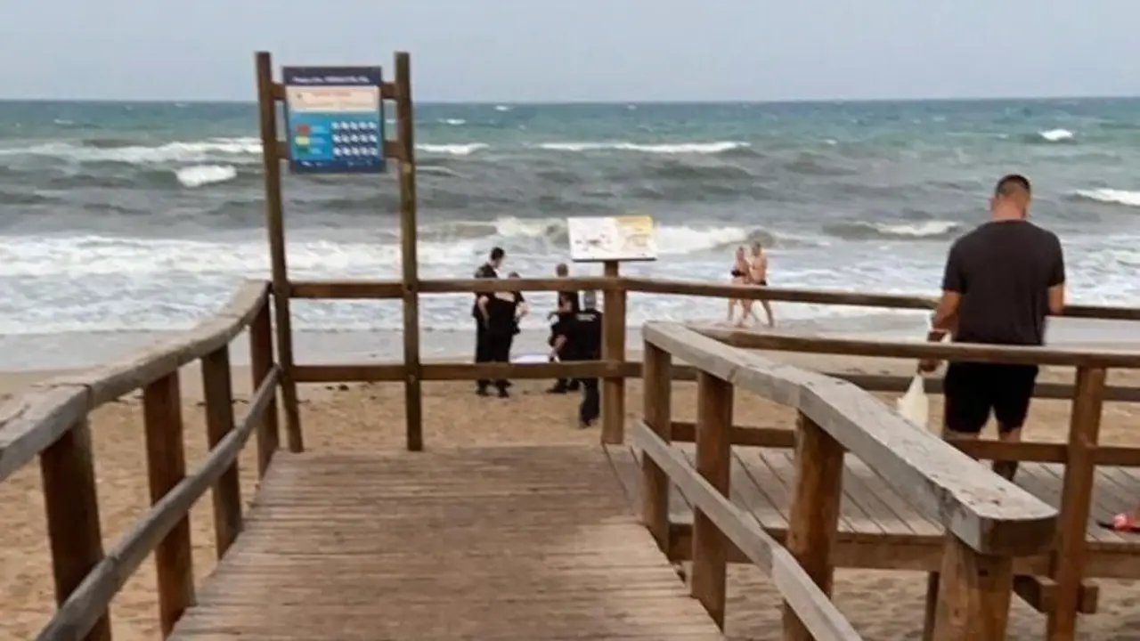Polic&iacute;a Local de Elche en la Playa de Arenales