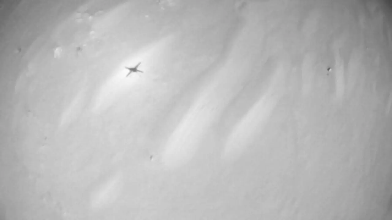 Sombra proyectada por Ingenuity durante su vuelo 12