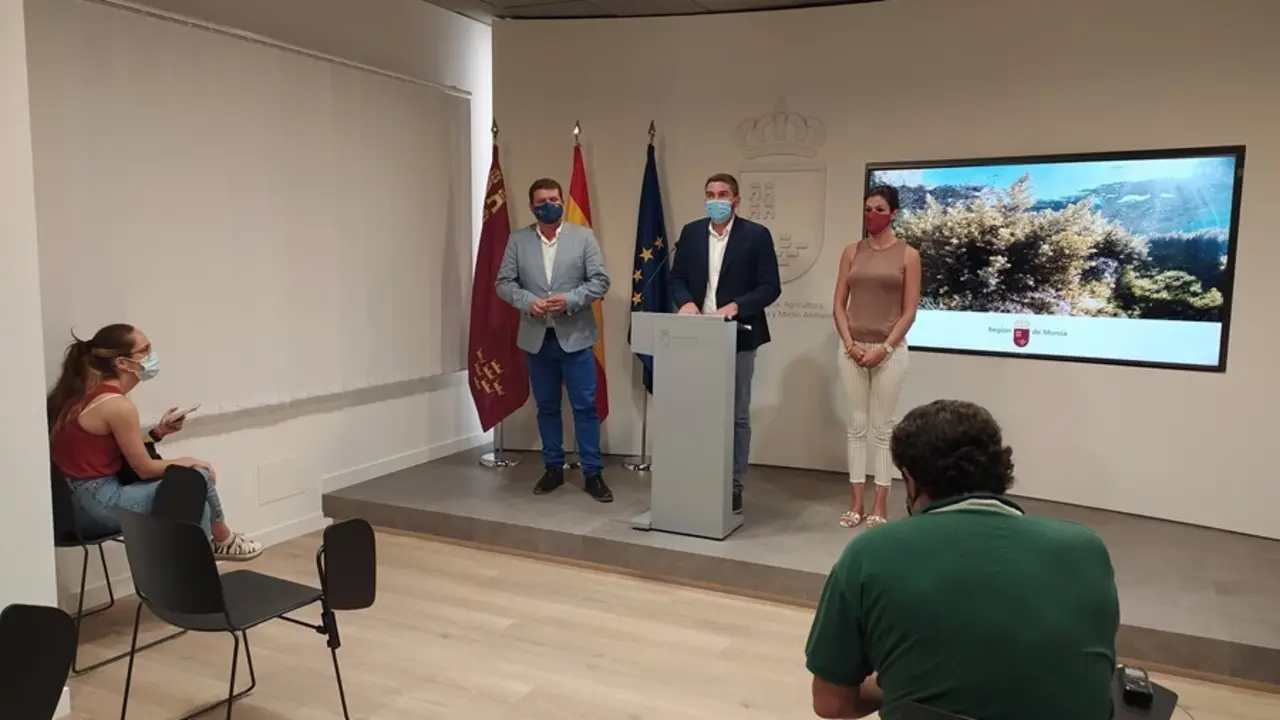 El consejero Antonio Luengo, acompa&ntilde;ado por los directores generales de Medio Natural y del Mar Menor, durante su comparecencia sobre la situaci&oacute;n del Mar Menor