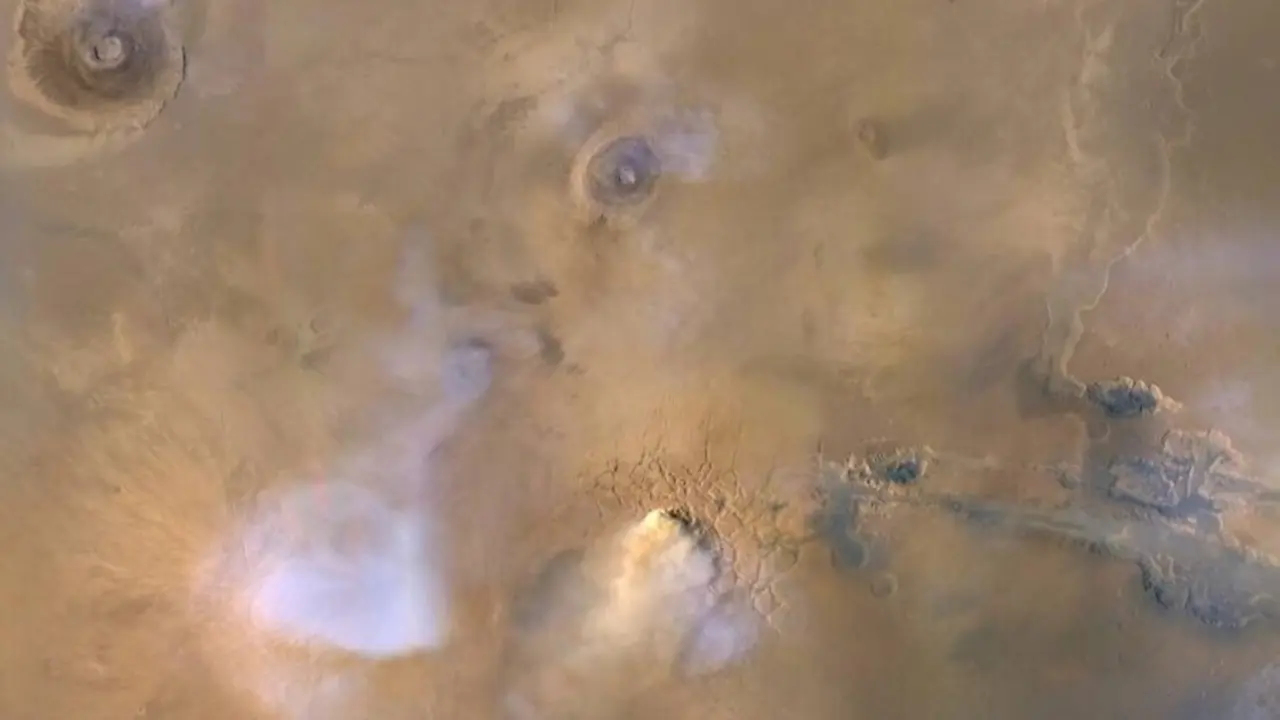 La nube amarillo-blanca en la parte inferior central de esta imagen es una "torre de polvo" de Marte, una nube concentrada de polvo que puede elevarse a decenas de millas sobre la superficie.