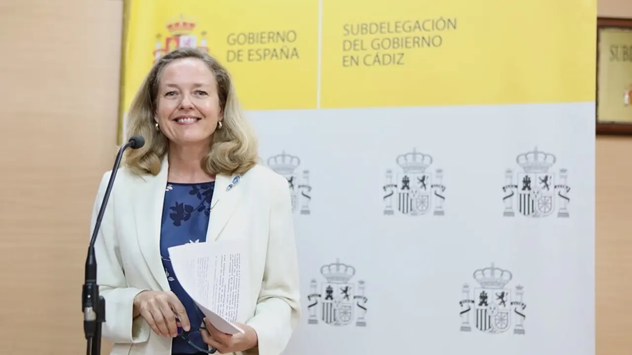 La vicepresidenta para Asuntos Econ&oacute;micos y Transformaci&oacute;n Digital del Gobierno de Espa&ntilde;a, Nadia Calvi&ntilde;o, durante la rueda de prensa. A 17 de agosto de 2021, en C&aacute;diz (Andaluc&iacute;a, Espa&ntilde;a).