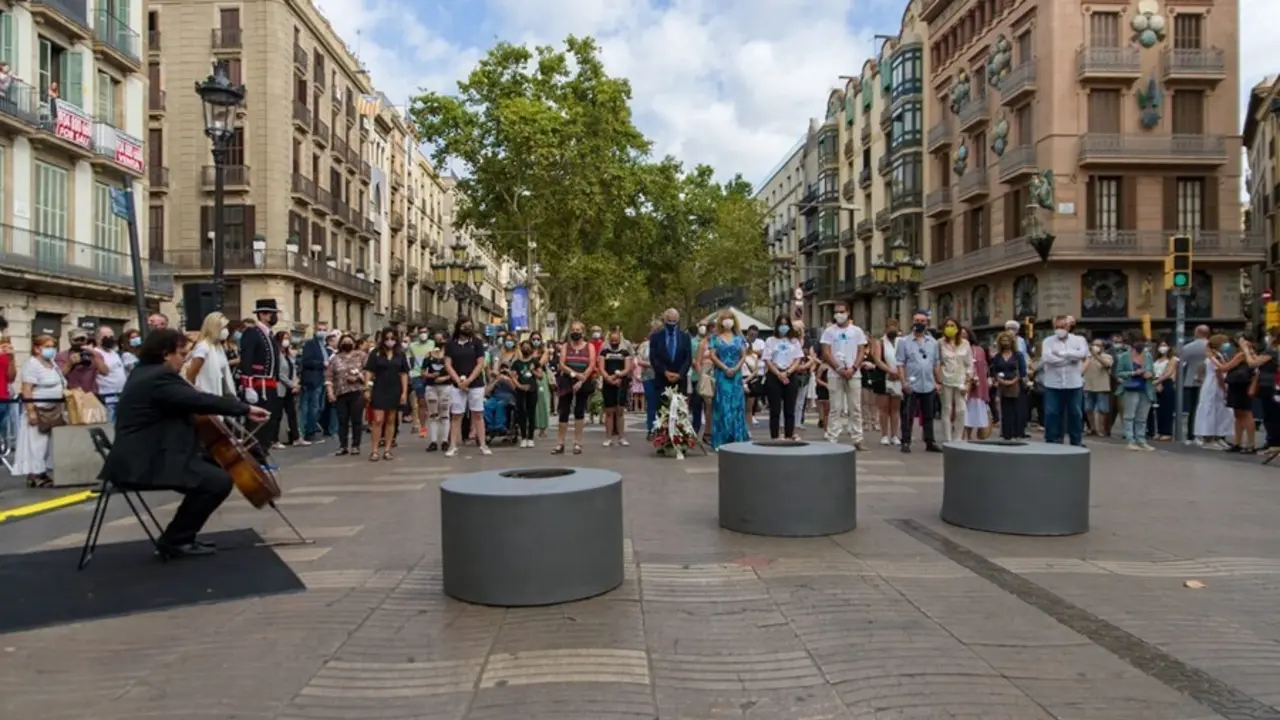 Aragon&egrave;s, Colau, Batet y Raquel S&aacute;nchez recuerdan el atentado del 17A junto a v&iacute;ctimas y familiares en La Rambla de Barcelona