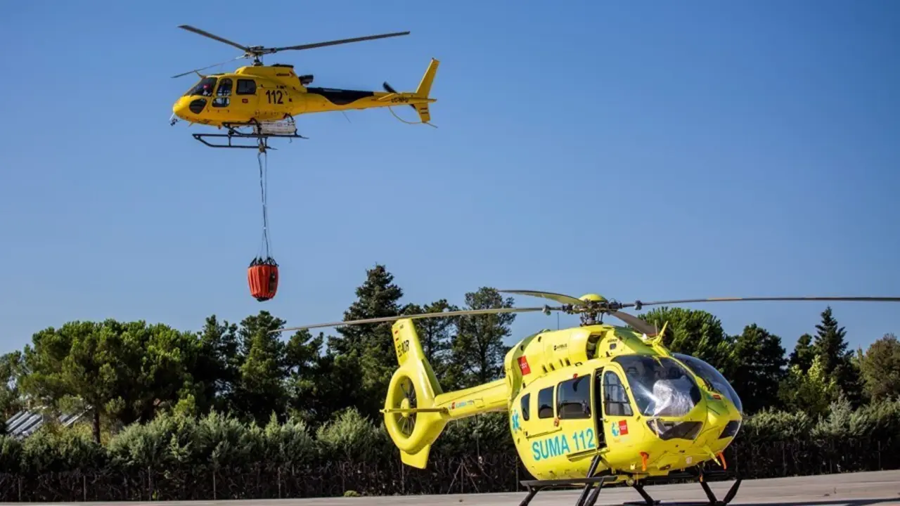 Dos helic&oacute;pteros en el Parque de Bomberos de Las Rozas, a 17 de agosto de 2021, en Madrid, (Espa&ntilde;a). La visita tiene como objetivo conocer el trabajo efectuado con los medios a&eacute;reos disponibles para la prevenci&oacute;n y extinci&oacute;n de incendios forestales en la 