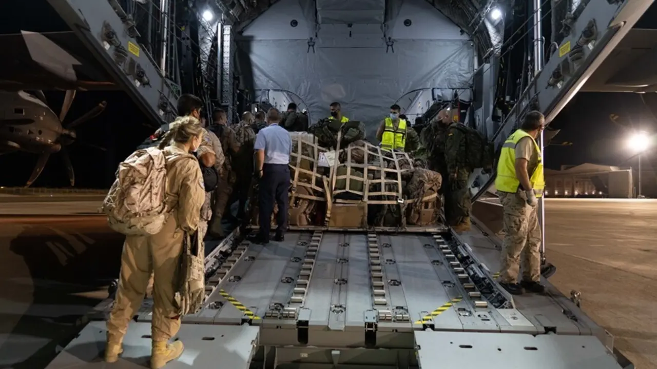 Militares se preparan para subir a uno de los dos aviones A400M de las Fuerzas Armadas que proceder&aacute;n a la evacuaci&oacute;n de espa&ntilde;oles de Afganist&aacute;n