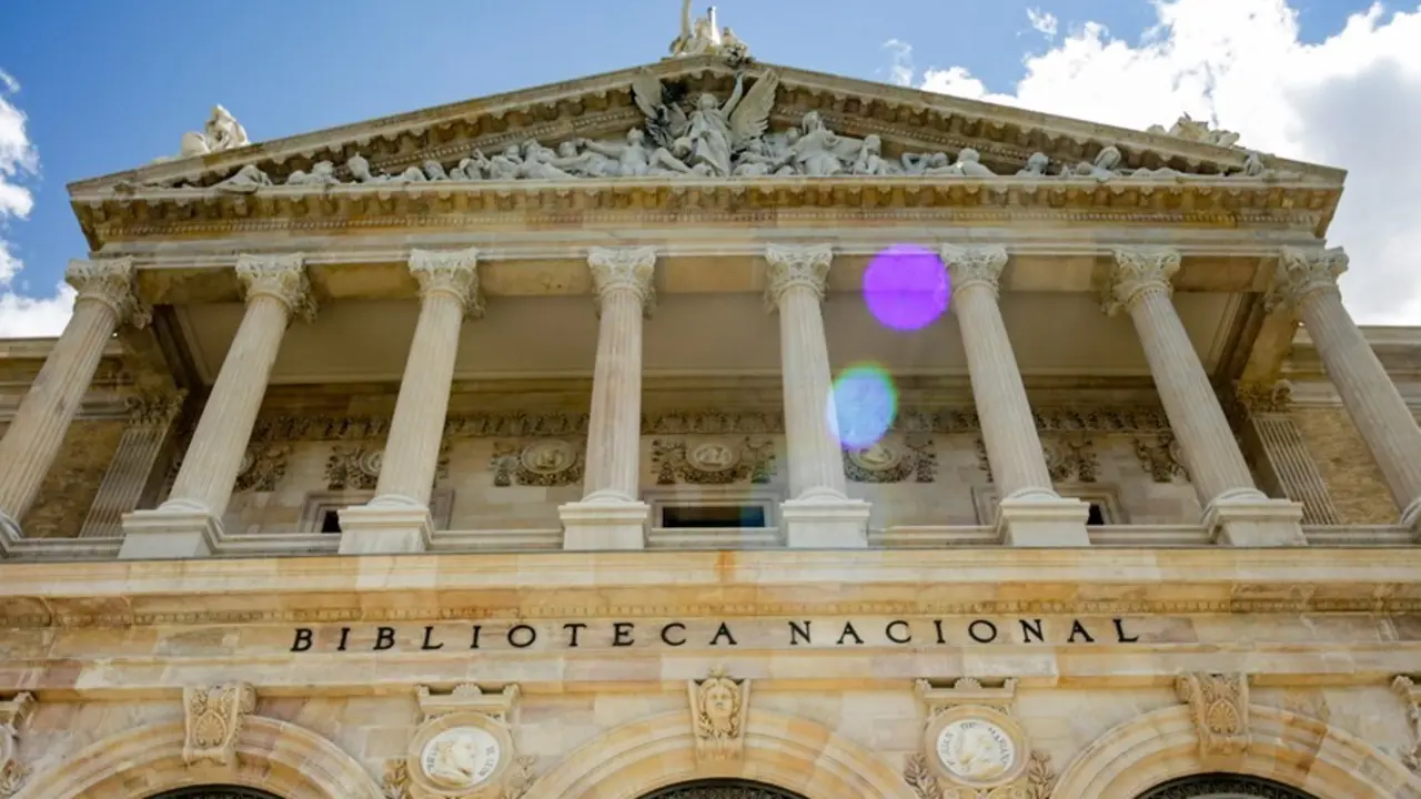 Archivo - Fachada de la Biblioteca Nacional de Espa&ntilde;a (BNE), reabierta desde ayer a servicios presenciales permite desde hoy las consultas de sus fondos, que deber&aacute;n realizarse con petici&oacute;n anticipada y cita previa, y ya ha recibido m&aacute;s de una veintena de