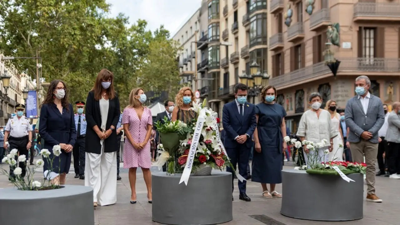 La presidenta del Parlament, Laura Borr&agrave;s (2i); la presidenta del Congreso, Meritxell Batet (4i); el presidente de la Generalitat, Pere Aragon&egrave;s (5i); la alcaldesa de Barcelona, Ada Colau (6i); y el primer teniente de alcalde de Barcelona, Jaume Collboni 