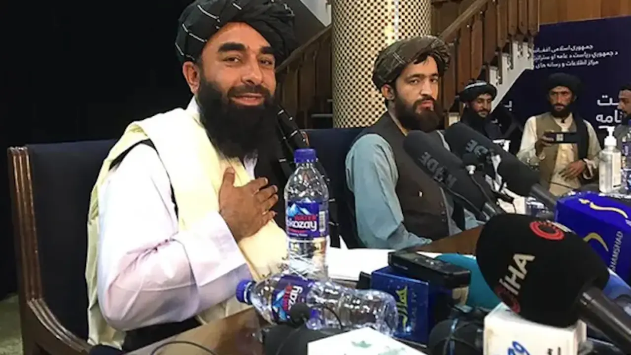 El portavoz talib&aacute;n Zabihullah Mujahid (izq.) gesticula mientras llega a dar la primera conferencia de prensa en Kabul el 17 de agosto de 2021 Fotograf&iacute;a: Hoshang Hashimi/AFP/Getty Images