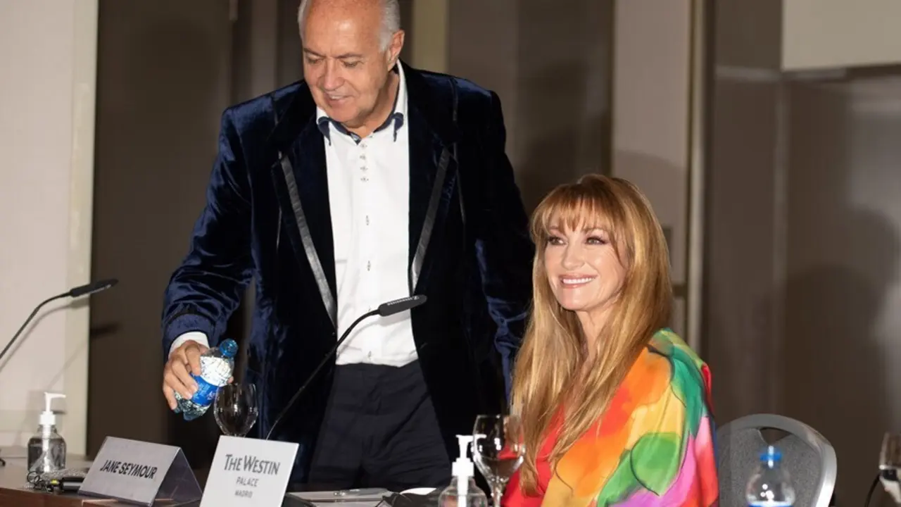 Archivo - (I-D) El productor Jos&eacute; Luis Moreno y la actriz brit&aacute;nica Jane Seymour durante la rueda de prensa de la serie 'Glow & Darkness', en Madrid (Espa&ntilde;a), a 26 de octubre de 2020.