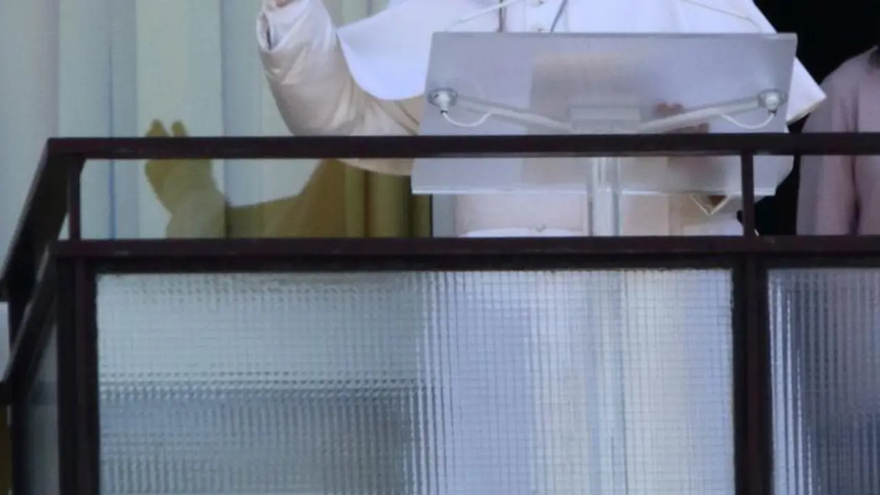 Archivo - El papa Francisco, durante el rezo del &aacute;ngelus, desde el hospital Policlinico Gemelli, donde permanece ingresado, a 11 de julio de 2021, en Roma (Italia). 