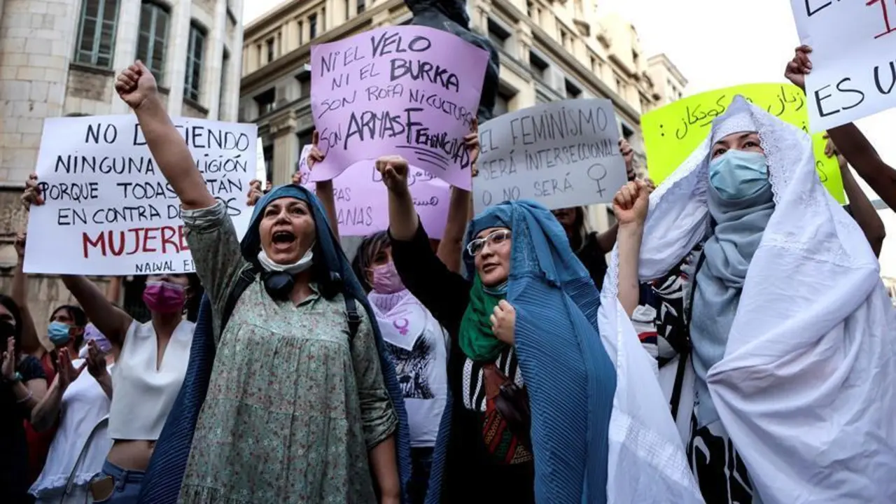 ujeres afganas residentes en Barcelona acompa&ntilde;adas por la agrupaci&oacute;n Catalunya Abolicionista Plataforma Feminista (CATAB) protestan ante la sede de la ONU en la Barcelona y reclaman una respuesta internacional urgente para proteger a las mujeres y ni&ntilde;as afganas tras la victoria de los talibanes. EFE/Quique Garcia