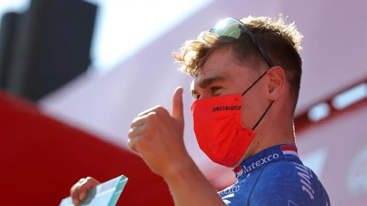 El holand&eacute;s Fabio Jakobsen, del equipo Deceuninck, en el podio tras ganar en la cuarta etapa de La Vuelta a Espa&ntilde;a, de 163,9 km, que discurre entre las localidades de El Burgo de Osma y Molina de Arag&oacute;n. EFE/Manuel Bruque
