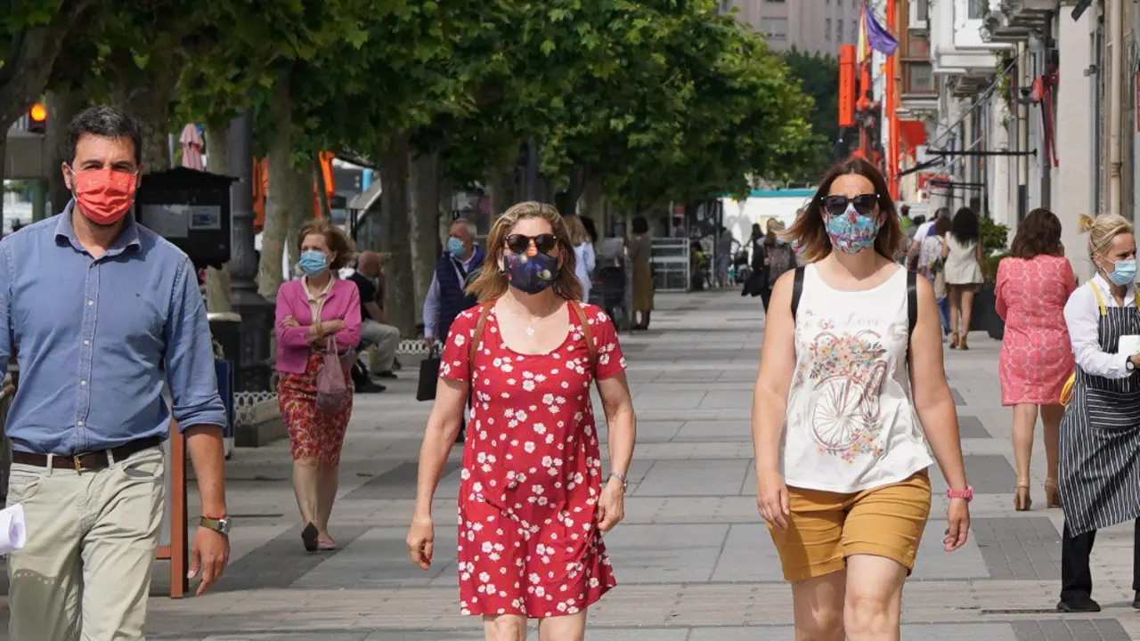 Varias personas caminan con mascarilla por la ciudad de Santander. / Hardy