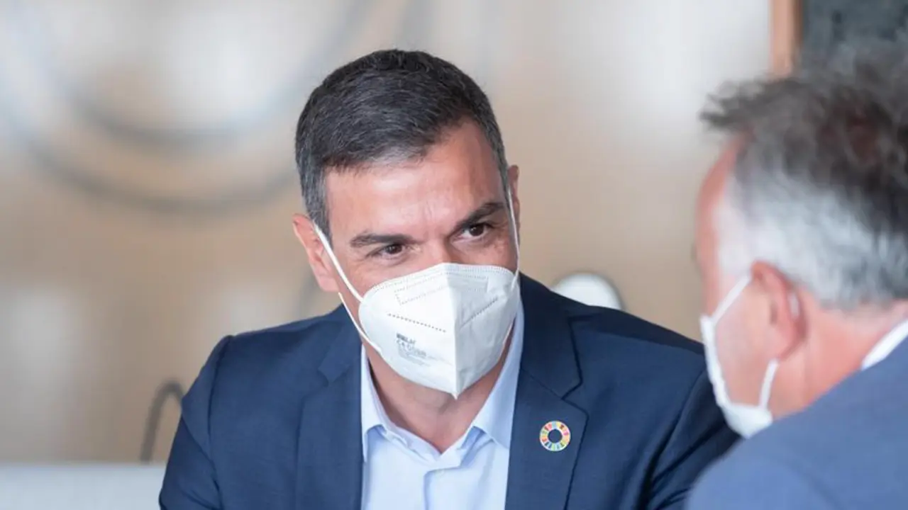 El presidente del Gobierno, Pedro S&aacute;nchez, recibi&oacute; este mi&eacute;rcoles al presidente de Canarias, &Aacute;ngel V&iacute;ctor Torres, en Lanzarote, donde se encuentra de vacaciones, para repasar los asuntos pendientes entre las dos administraciones.EFE/ Carlos Del Sa&aacute;