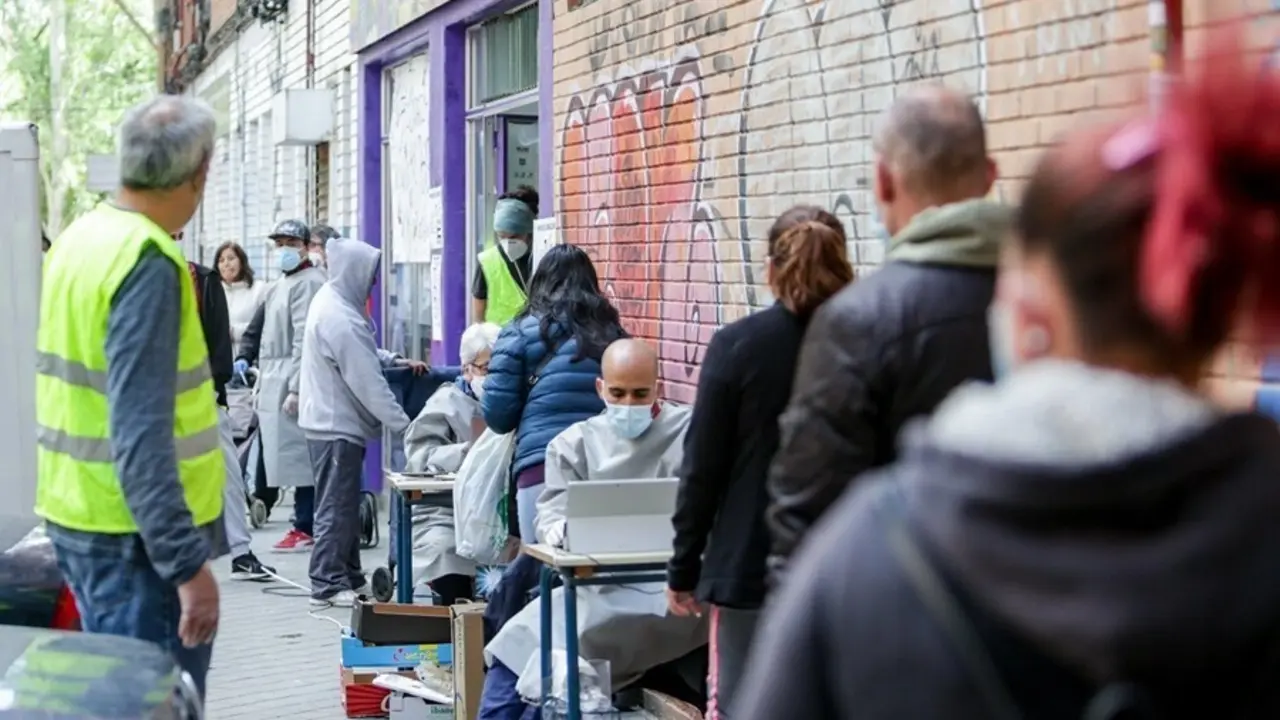 Archivo - Cientos de personas sin recursos hacen cola en Aluche en busca de "una bolsa de comida".