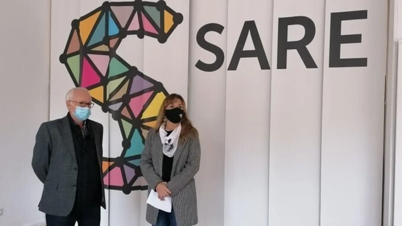Archivo - El portavoz Sare, Joseba Azkarraga, y la representante de Etxerat, Patricia V&eacute;lez