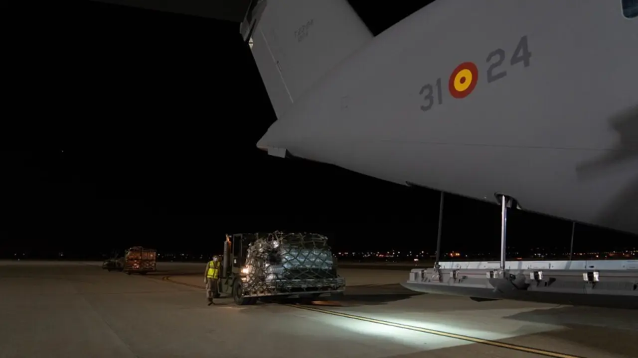 Preparaci&oacute;n de uno de los dos aviones A400M de las Fuerzas Armadas minutos antes del despegue en la base de Zaragoza rumbo a Dub&aacute;i, a 16 de agosto de 2021, en Zaragoza, (Espa&ntilde;a). 